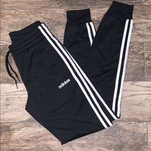 adidas Women’s Joggers🖤